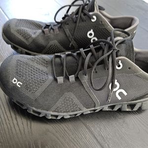 On cloud tennis shoes size 10